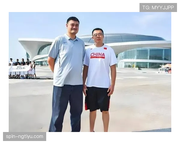 姚明退役后这身材管理也太狠了，真就吃饭只吃一口？